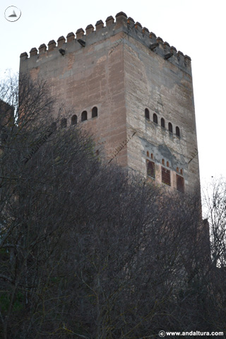 Torre de Comares desde el Rey Chico por encima del Paseo de los Tristes