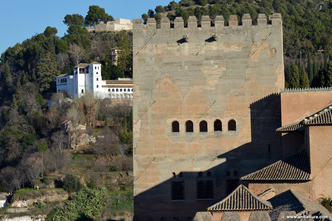 Torre de Comares, al fondo el Palacio del Generalife bajo la Silla del Moro o Castillo de Santa Elena