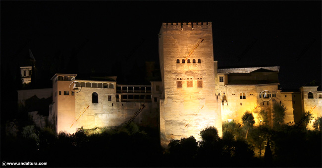 Torre de Comares, la más espectacular de la Alhambra, desde el Albaycín en una visita nocturna guiada por los principales Miradores del Barrio