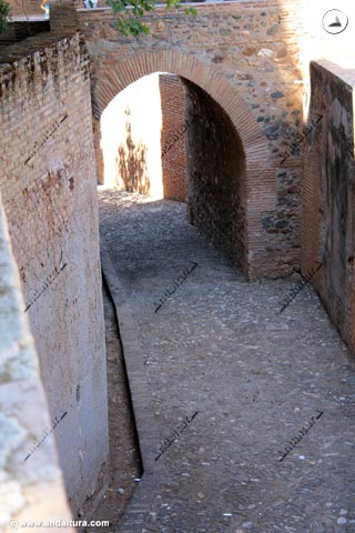 Paso de la Calle del Foso bajo la entrada a la Torre de la Cautiva