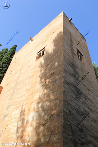 Detalle desde la base de la Torre de la Cautiva desde el exterior de la Alhambra en la Cuesta de los Chinos