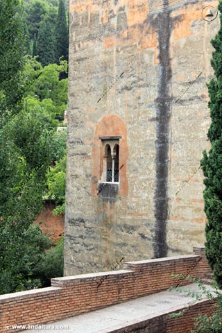 Detalle ventana y adarve reformado de la Torre de la Cautiva