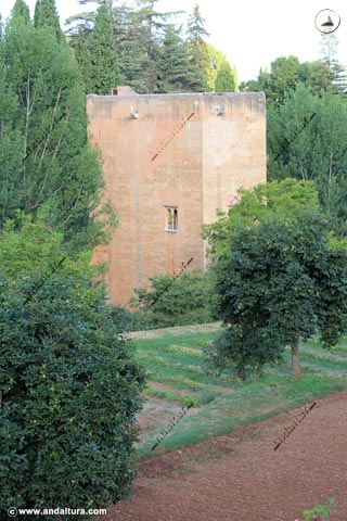 Torre de la Cautiva desde el Paseo de los Nogales en el Generalife