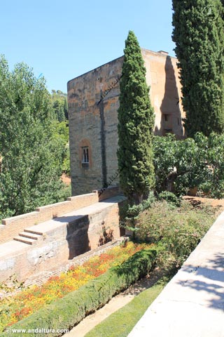 Torre de la Cautiva y adarve desde los Jardines del Partal