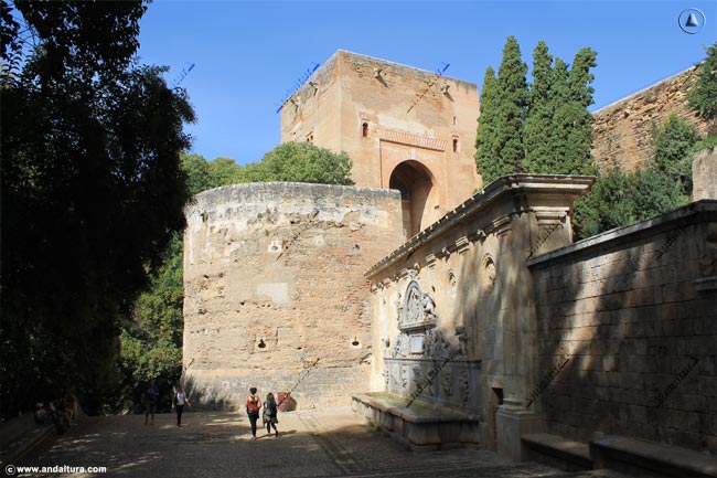 Visitantes en la ruta de acceso de la Alhambra a Plaza Nueva por el Pilar de Carlos V, el Baluarte y la Puerta de la Torre de la Justicia