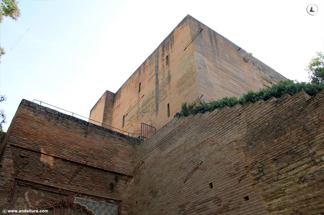 Torre de la Justicia desde la calle real de la Alhambra
