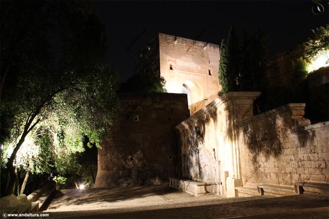 Visita nocturna a la Alhambra - Pilar de Carlos V, Baluarte, Puerta y Torre de la Justicia