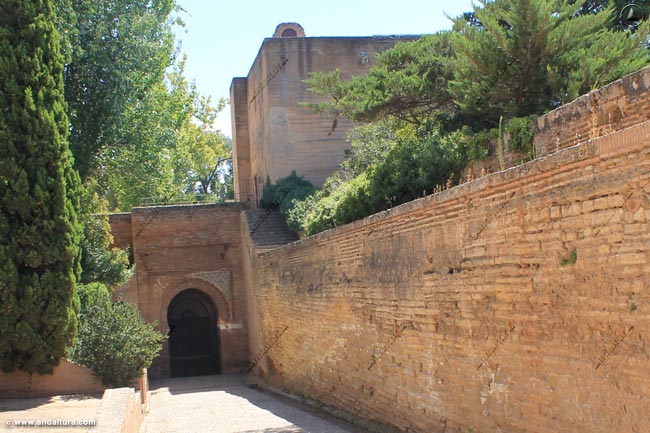 Puerta interior de la Torre de la Justicia por la Calle Real y adarve hacia la Torre de las Rocas