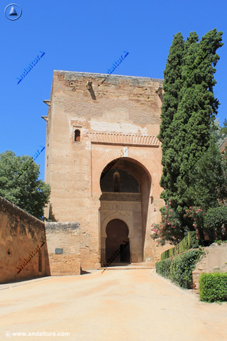 Torre de la Justica con los símbolos de la mano y la llave de la Alhambra