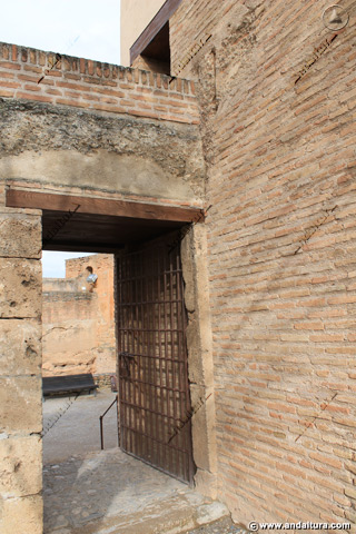 Puerta sobre el adarve de la Torre de la Sultana hacia el Jardín de los Adarves
