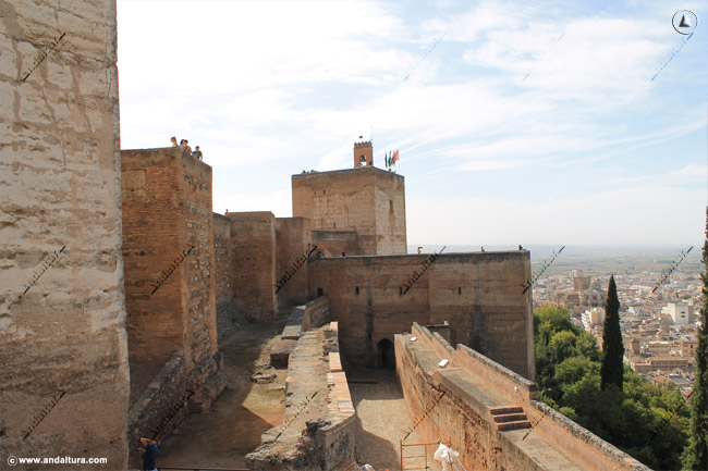 Torres de la Alcazaba, y visitantes en las terrazas visitables, con la Torre de la Vela presidiendo la ciudad de Granada desde el acceso a la Plaza de las Armas