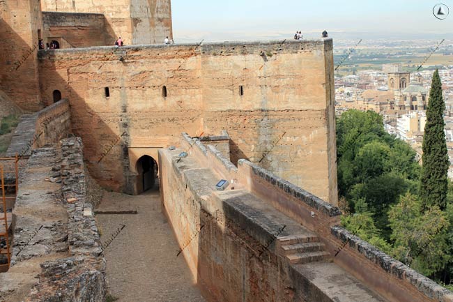 Terraza y entrada al interior de la Torre de las Armas, en la calle del foso y sistema defensivo de la Alcazaba de la Alhambra