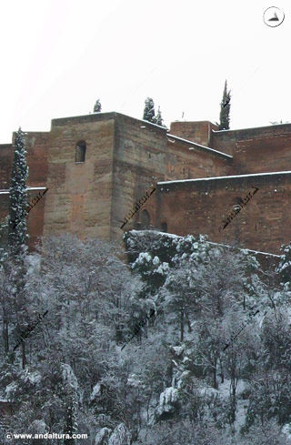 Torre y Puerta de las Armas con nieve desde el Mirador de Carvajales en una ruta por los Miradores del Albaycín - Albaicín