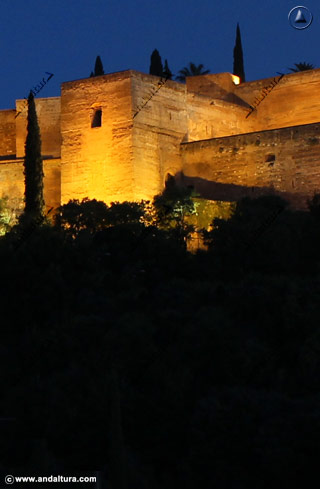 Torre de las Armas desde el Mirador de Carvajales en un recorrido nocturno guiado por el Albaycín - Albaicín