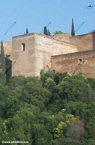 Torre y Puerta de las Armas desde el Mirador de Carvajales en un recorrido diurno guiado por el Albaycín - Albaicín