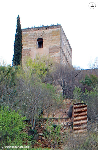 Visitantes de la Alhambra en la Torre de las Armas desde el Paseo del Padre Manjón, junto al río Darro
