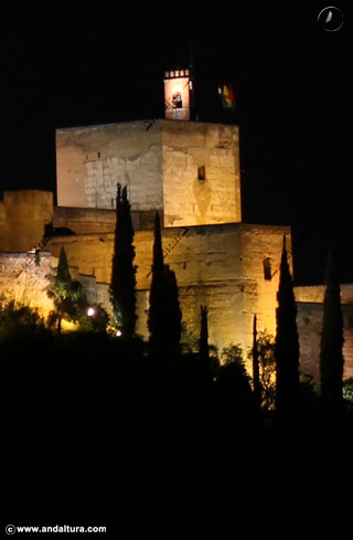 Vista nocturna desde el Albaycín de la Torre de las Armas y la Torre de la Vela - Alcazaba de la Alhambra