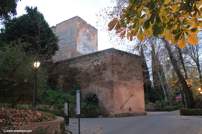 Torre de las Cabezas y parada de autobús público junto a la carretera de acceso a los Palacios Nazaríes y Palacio de Carlos V - Como llegar en autobús a la Alhambra