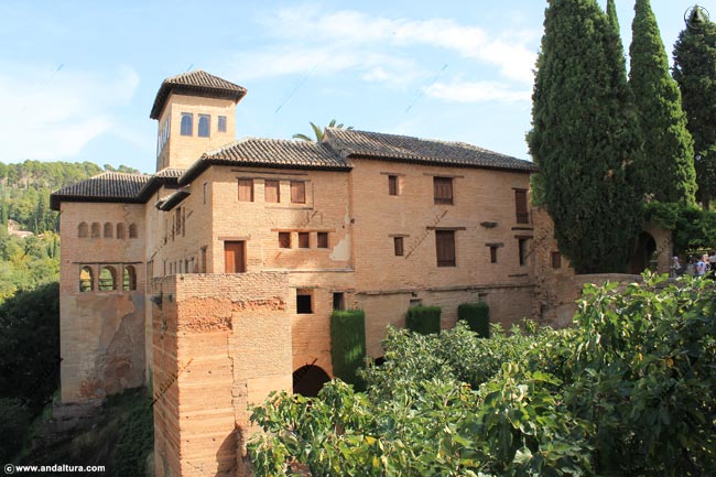Torre de las Damas, Observatorio del Partal, Casas Moriscas y Patio de la Higuera desde el Patio de Lindaraja de los Palacios Nazaríes de la Alhambra