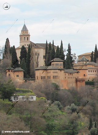 Torre de las Damas, Observatorio del Partal, Oratorio del Partal y Casa de Anastasio de Bracamonte, al fondo la Iglesia Santa María de la Alhambra, desde el Sacromonte