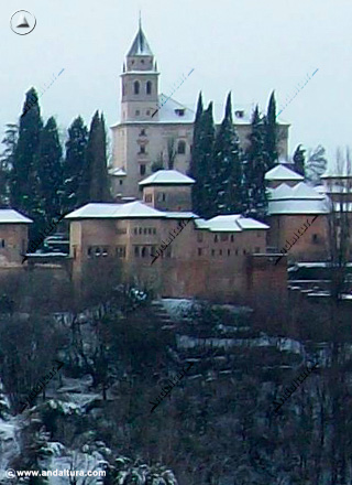 Techos nevados en el Palacio del Partal y la Iglesia Santa desde el Sacromonte