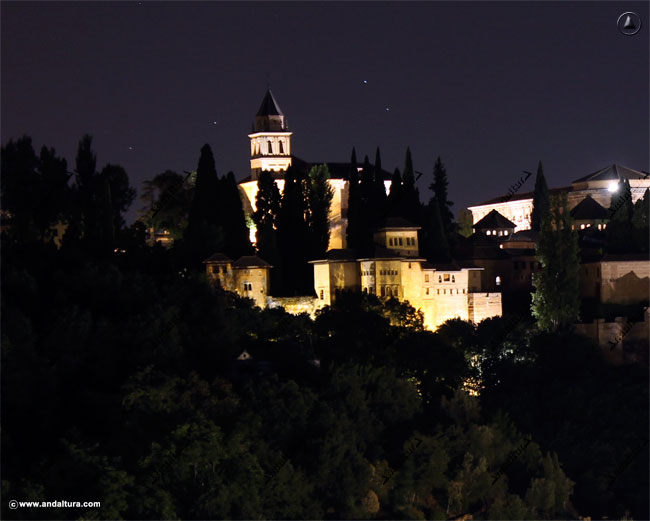 Imagen nocturna del Palacio del Partal y la Iglesia Santa María de la Alhambra desde el Sacromonte