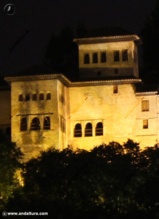Torre de las Damas y Observatorio del Palacio del Partal desde un ruta guiada por el Albaycín por la noche