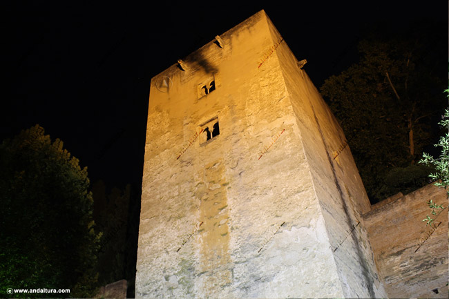 Torre de las Infantas desde la Cuesta de los Chinos - Visita guiada nocturna por el exterior de la Alhambra