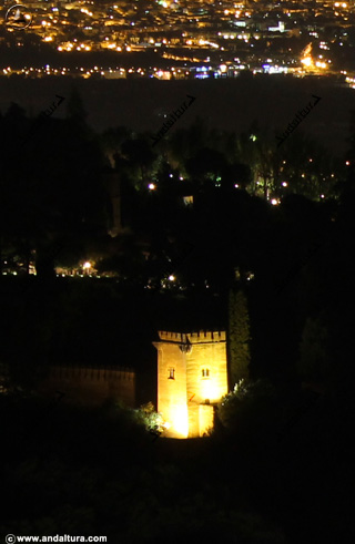 Torre de los Picos y la ciudad de Granada desde el Mirador de San Miguel Alto en el Albaycín - Albaicín