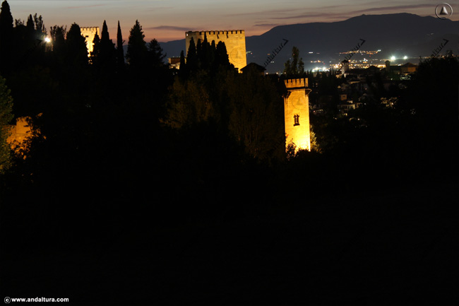 Torre de los Picos y terraza de la Torre de Comares, al fondo la ciudad de Granada, la Vega y la Sierra de Parapanda