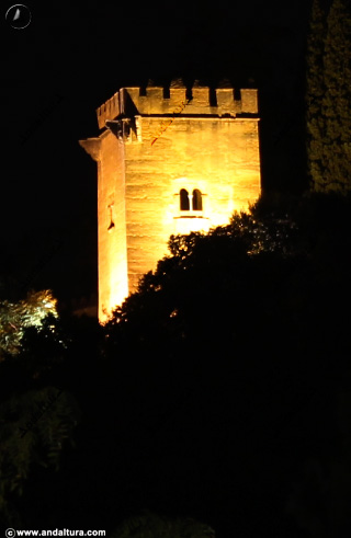Ruta nocturna por la Cuesta de los Chinos hacia la Alhambra, llegando a la Torre de los Picos