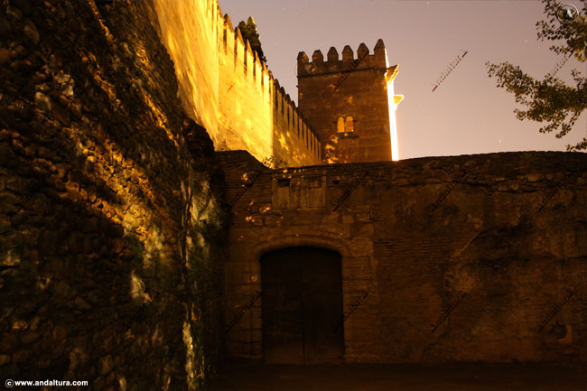 Torre de los Picos y Puerta de Hierro - nocturna - Visita y Recorrido nocturno por el exterior de la Alhambra de Granada