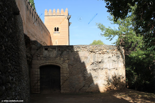 Torre de los Picos y Puerta de Hierro - nocturna - Visita y Recorrido diurna por el exterior de la Alhambra de Granada