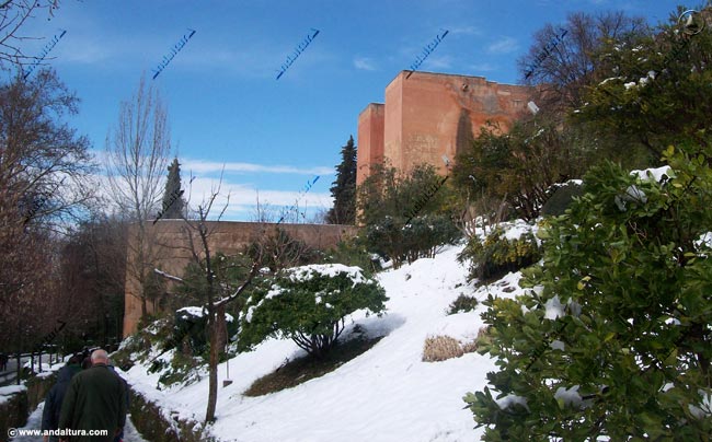 Imagen nevada del Baluarte y Torre de los Siete Suelos de la Alhambra de Granada