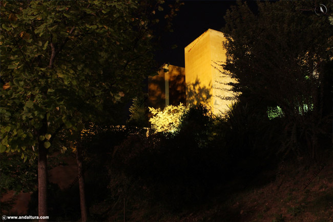 Visita exterior nocturna de la Alhambra - Torre de los Siete Suelos