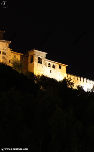 Vista nocturna de la Torre de Machuca desde el Paseo de los Tristes