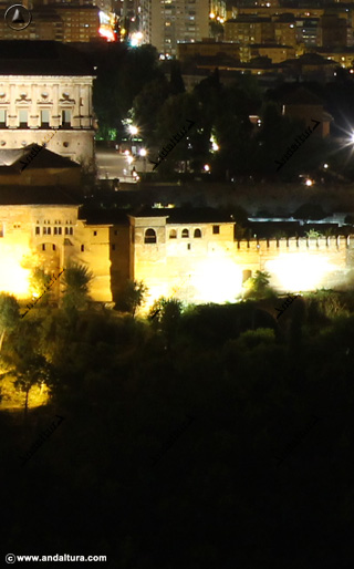 Vista nocturna de la Torre de Machuca desde el el Mirador de San Miguel Alto