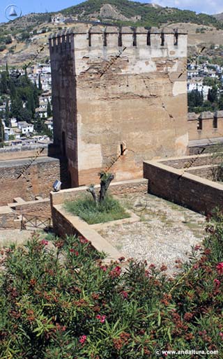Torre de Muhammad o de las Gallinas desde la Plaza de los Aljibes sobre el Aljibe de Tendilla