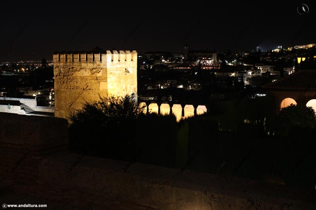 Torre de Muhammad o Torre de las Gallinas, al fondo el Albaycín - Visita nocturna de la Alhambra