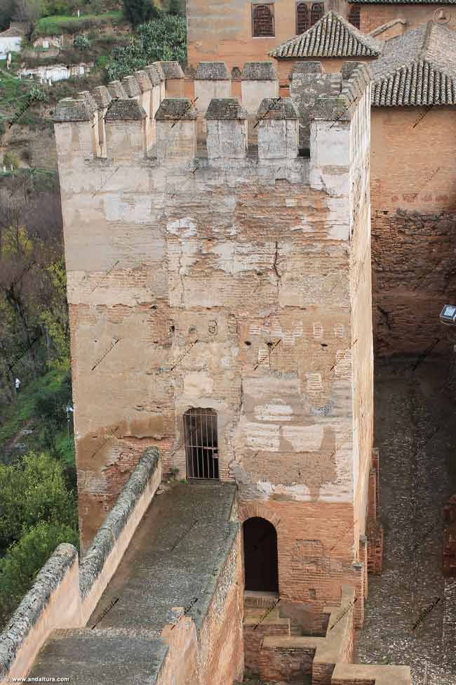 Puerta de acceso a la Torre de Muhammad o Torre de las Gallinas