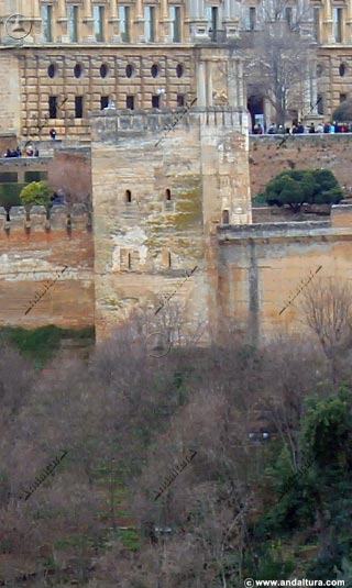 Torre de Muhammad o Torre de las Gallina y Visitantes haciendo cola para entrar a los Palacios Nazaríes, al fondo el Palacio de Carlos V