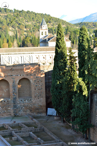 Plaza de Armas - Torre del Adarguero - Palacio de Carlos V - Iglesia de Santa María de la Alhambra desde la terraza de la Torre de la Vela