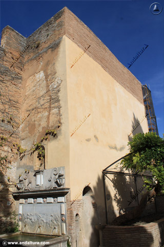 Torre del Adarguero y Fuente anexa a su lateral en la salida del Jardín de los Adarves a la calle del foso del la alcazaba de la Alhambra