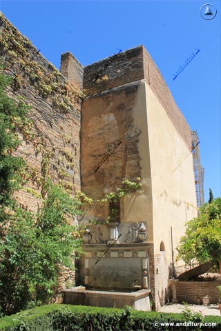 Torre del Adarguero y Fuente en el Jardín de los Adarves de la Alhambra