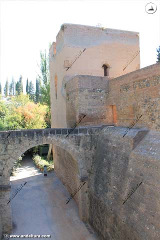 Torre del Agua y Acueducto de la Acequia Real desde el Puente Nuevo