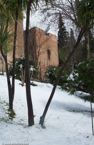Torre del Agua y jardines nevados en el Paseo del Generalife
