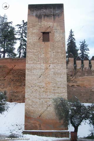 Torre del Cadí y nieve a su alrededor en la Cuesta de los Chinos
