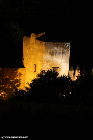 Torre del Cadí en una visita nocturna por el exterior de la Alhambra