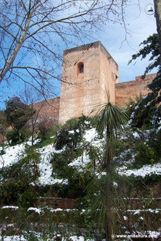 Torre del Capitán con nieve en los jardines cercanos
