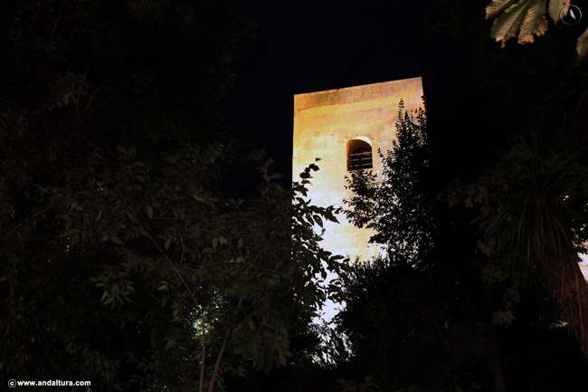 Vista nocturna de la Torre del Capitán